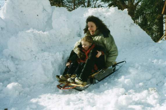 sledding.jpg (27258 bytes)